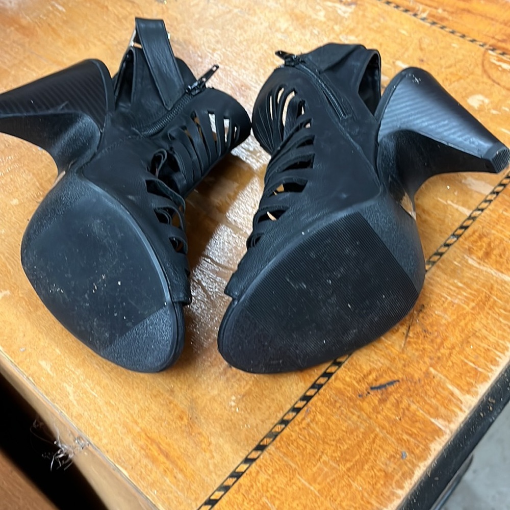 black heels - Picture 2 of 2